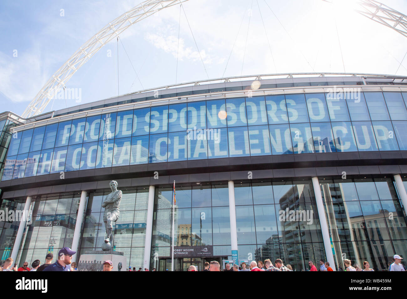 London, Großbritannien. Wembley, London, UK. 24 Aug, 2019. St Helens v Warrington Wolves Coral das Endspiel um den Challenge Cup 2019 im Wembley Stadium-Fans vor dem Stadion vor dem Spiel Credit sammeln: John Hopkins/Alamy leben Nachrichten Stockfoto