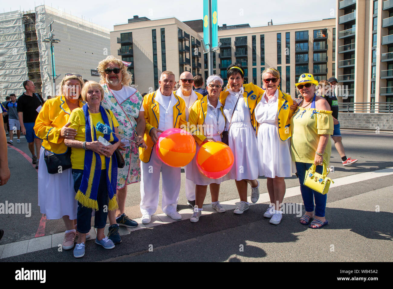 London, Großbritannien. Wembley, London, UK. 24 Aug, 2019. St Helens v Warrington Wolves Coral das Endspiel um den Challenge Cup 2019 im Wembley Stadium-Fans vor dem Stadion vor dem Spiel Credit sammeln: John Hopkins/Alamy leben Nachrichten Stockfoto