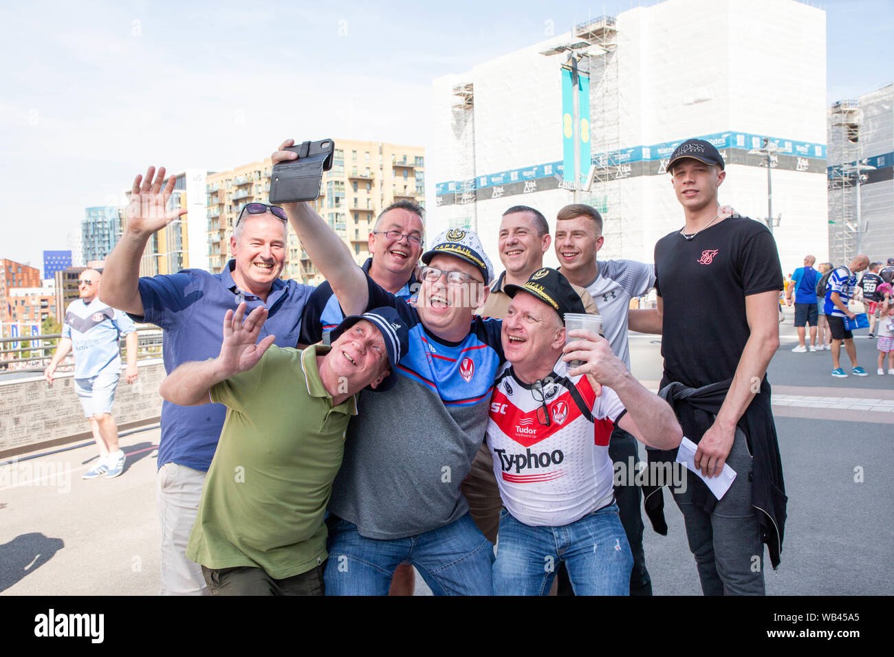 London, Großbritannien. Wembley, London, UK. 24 Aug, 2019. St Helens v Warrington Wolves Coral das Endspiel um den Challenge Cup 2019 im Wembley Stadium-Fans vor dem Stadion vor dem Spiel Credit sammeln: John Hopkins/Alamy leben Nachrichten Stockfoto