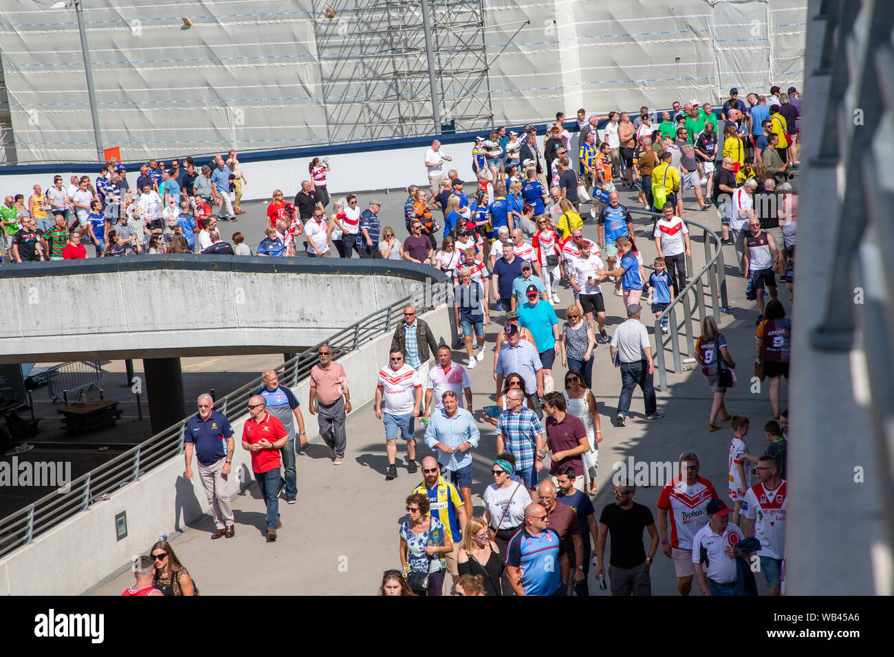 London, Großbritannien. Wembley, London, UK. 24 Aug, 2019. St Helens v Warrington Wolves Coral das Endspiel um den Challenge Cup 2019 im Wembley Stadium-Fans vor dem Stadion vor dem Spiel Credit sammeln: John Hopkins/Alamy leben Nachrichten Stockfoto