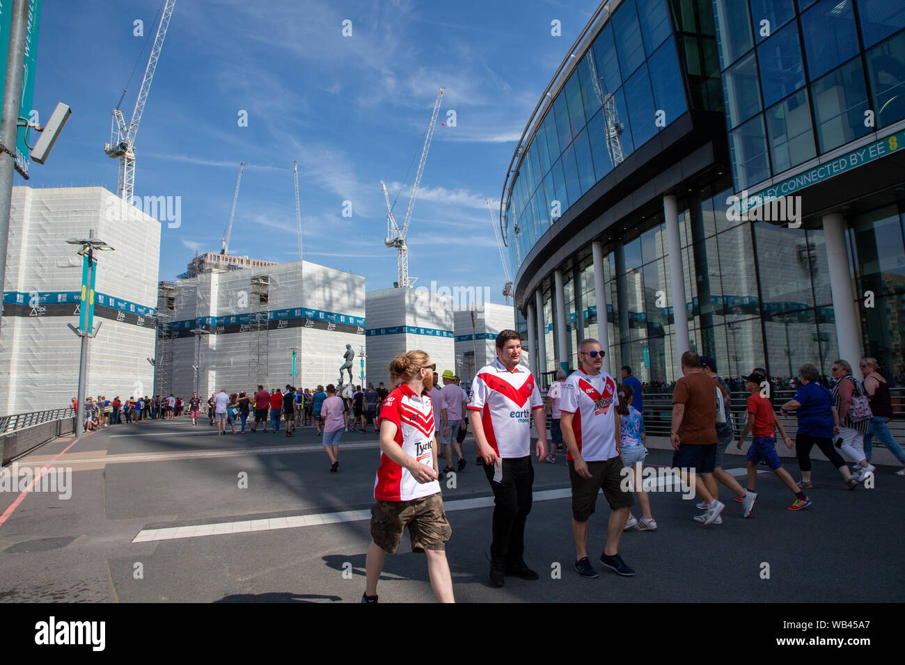 London, Großbritannien. Wembley, London, UK. 24 Aug, 2019. St Helens v Warrington Wolves Coral das Endspiel um den Challenge Cup 2019 im Wembley Stadium-Fans vor dem Stadion vor dem Spiel Credit sammeln: John Hopkins/Alamy leben Nachrichten Stockfoto
