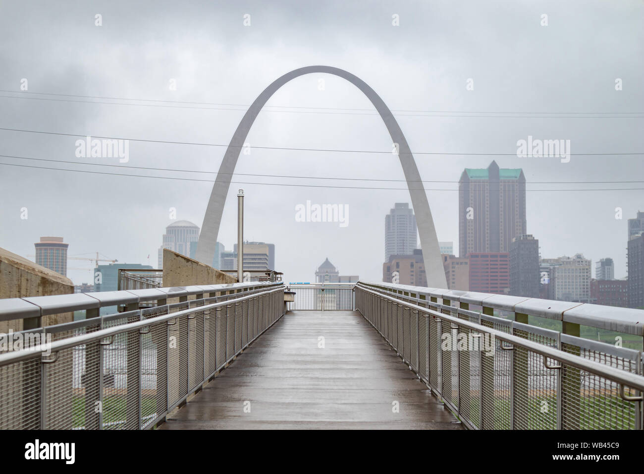 Saint Louis Gateway Arch und Skyline, Missouri, USA von Amerika, bewölkt Frühlingstag. Observation Deck Stockfoto