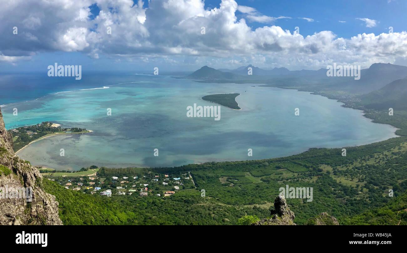 Blick auf die Küste von einen Weg zu Le Morne Mountain Top auf Mauritius Stockfoto