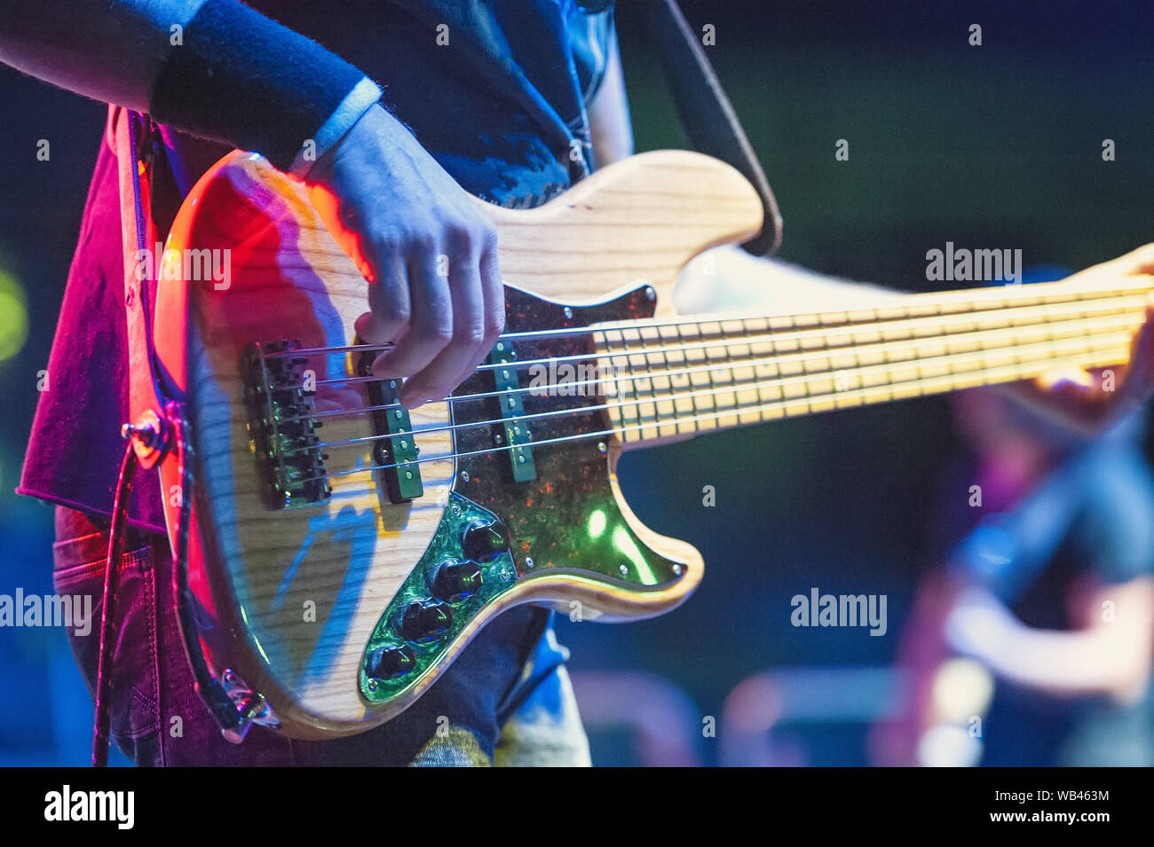 5-String Bass Player während einer Live Show Stockfoto