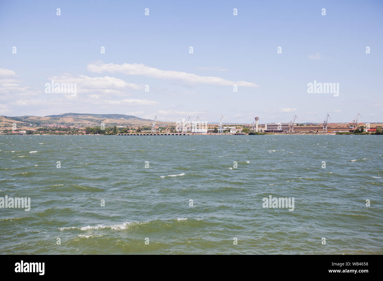 Blick auf die Donau Ufer an der Grenze Serbien und Rumänien, Natur Wasser Landschaft auf Sommertag. Stockfoto