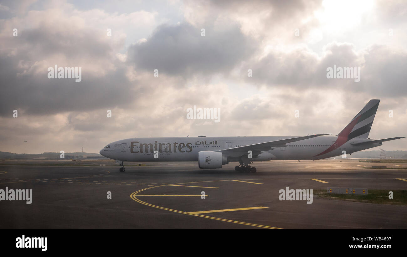 Eine Dubai Airlanes Estambul aiplane am Flughafen geparkt. Stockfoto