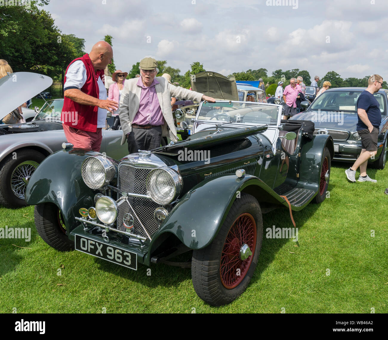 Replica Jaguar SS 100 Sportwagen an Der helmingham Festival der Klassischen & Sportwagen 2019 Stockfoto