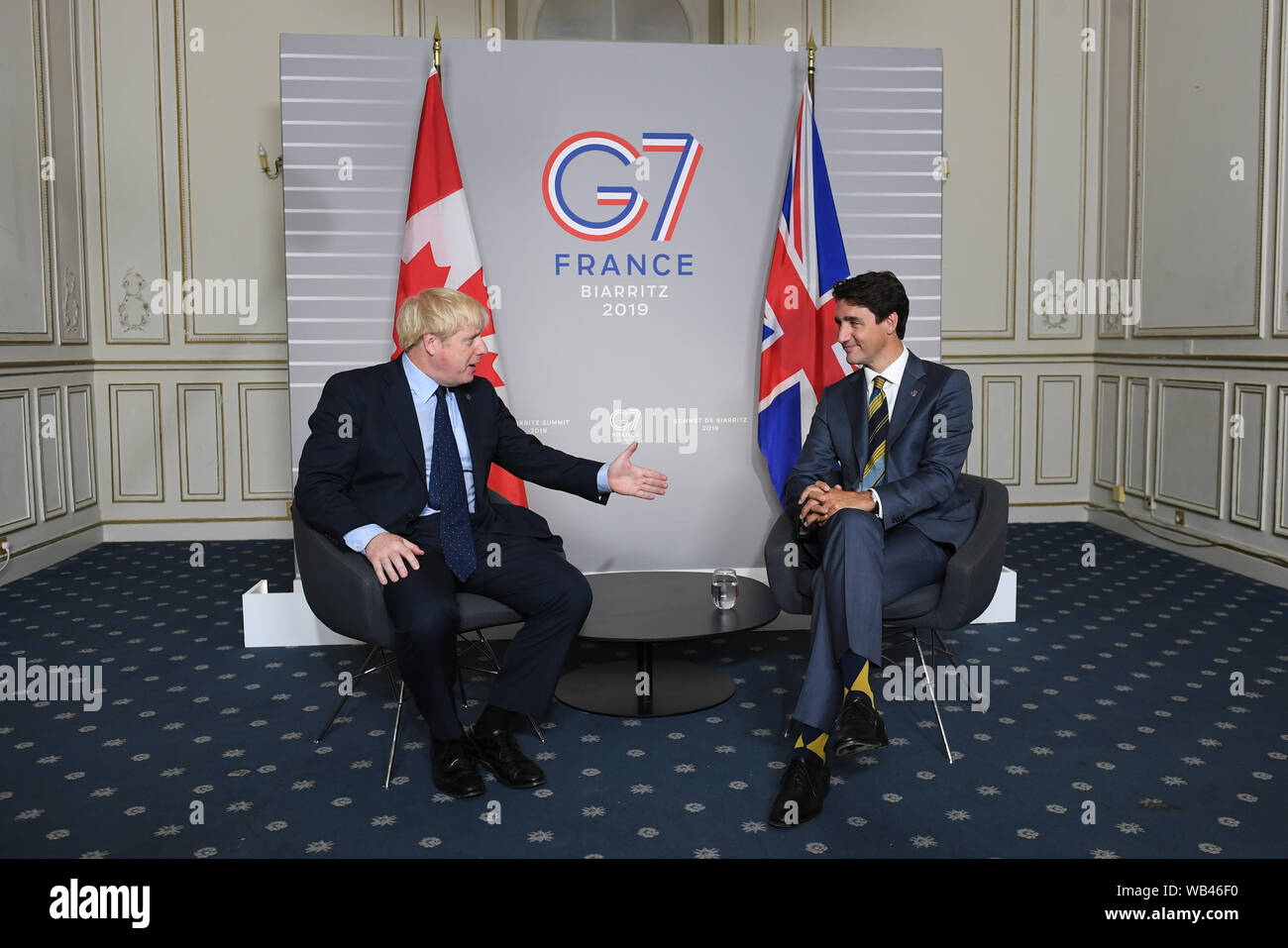 Premierminister Boris Johnson trifft kanadische Premierminister Justin Trudeau auf dem G7-Gipfel in Biarritz, Frankreich. Stockfoto