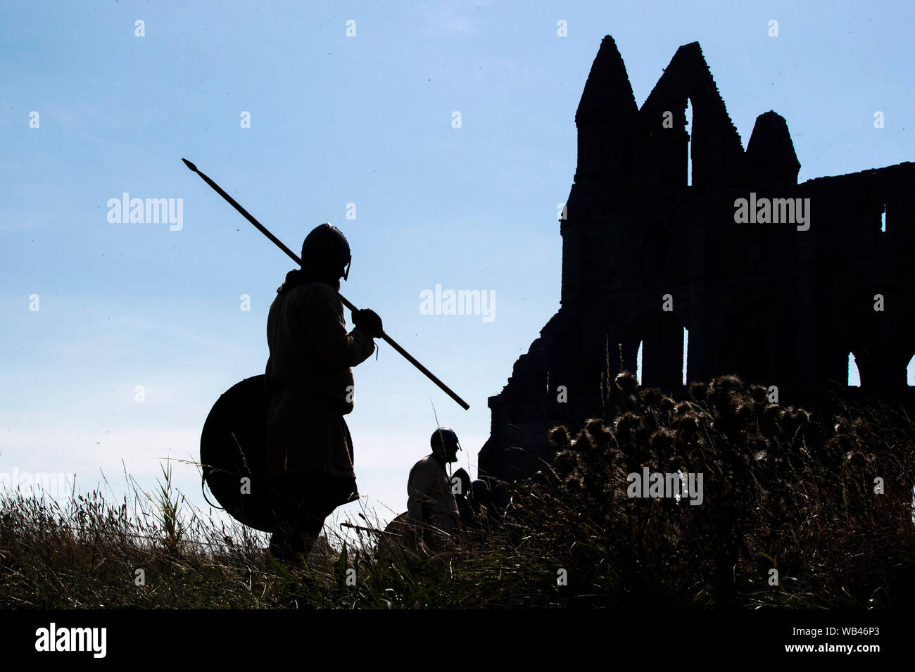 Ein Wikinger reenactor in Whitby Abbey, wie Horden von Vikings steigen auf die verschlafene Yorkshire Küstenstadt. Stockfoto
