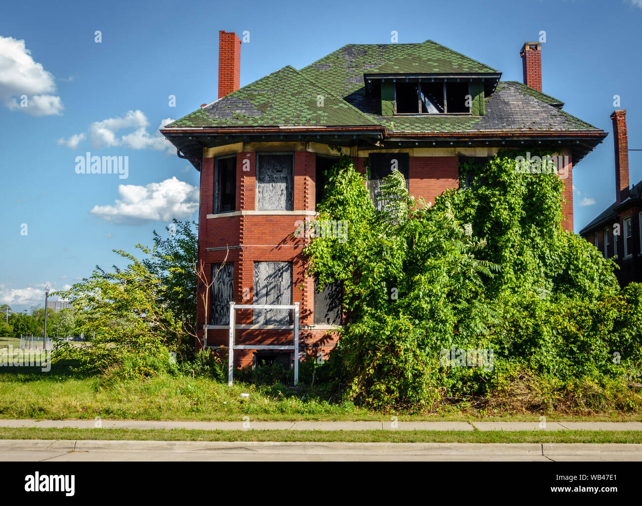 Eine der vielen Straßen in der Innenstadt von Detroit, Michigan, mit verlassenen Häusern Stockfoto
