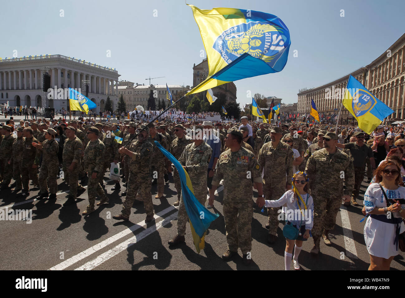Ukrainische Soldaten März auf dem Platz der Unabhängigkeit während des Jubiläums. die Ukraine der 28. Jahrestag der Tag der Unabhängigkeit von der Sowjetunion markiert seit 1991 am 24. August 2019. Stockfoto