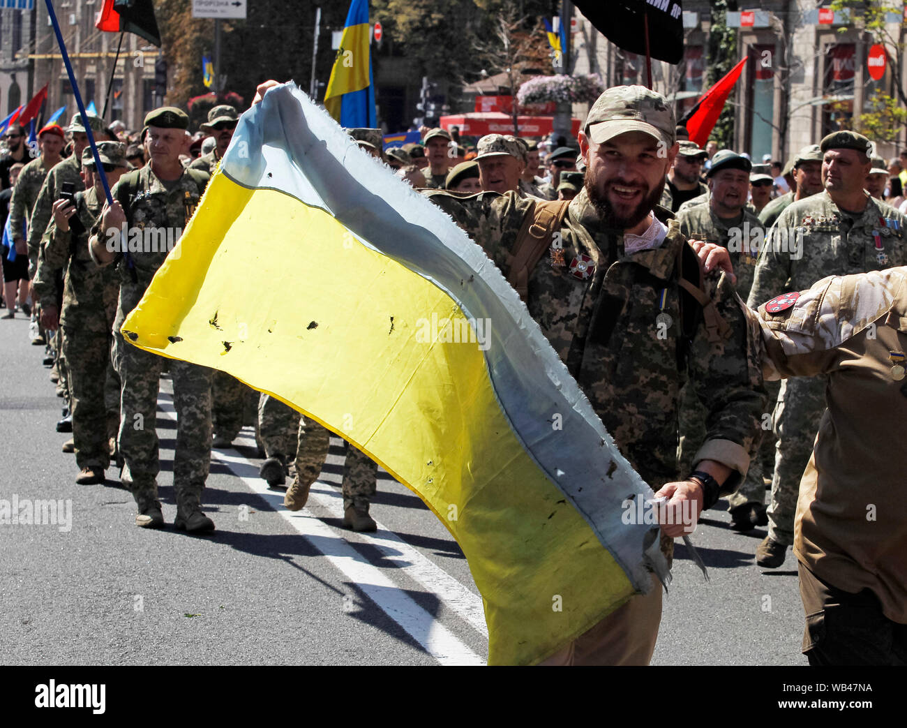 Ein ukrainischer Offizier hält eine ukrainische Flagge während am Platz der Unabhängigkeit während des Jubiläums marschieren. Ukraine markiert den 28. Jahrestag der Tag der Unabhängigkeit von der Sowjetunion seit 1991 am 24. August 2019. Stockfoto