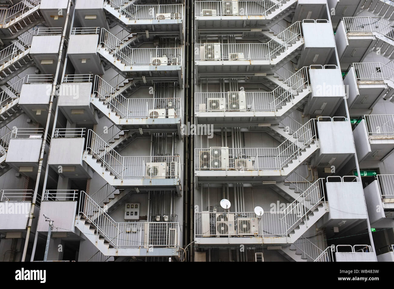 Treppen außerhalb der Wohnung Gebäude in Kumamoto, Japan. Stockfoto