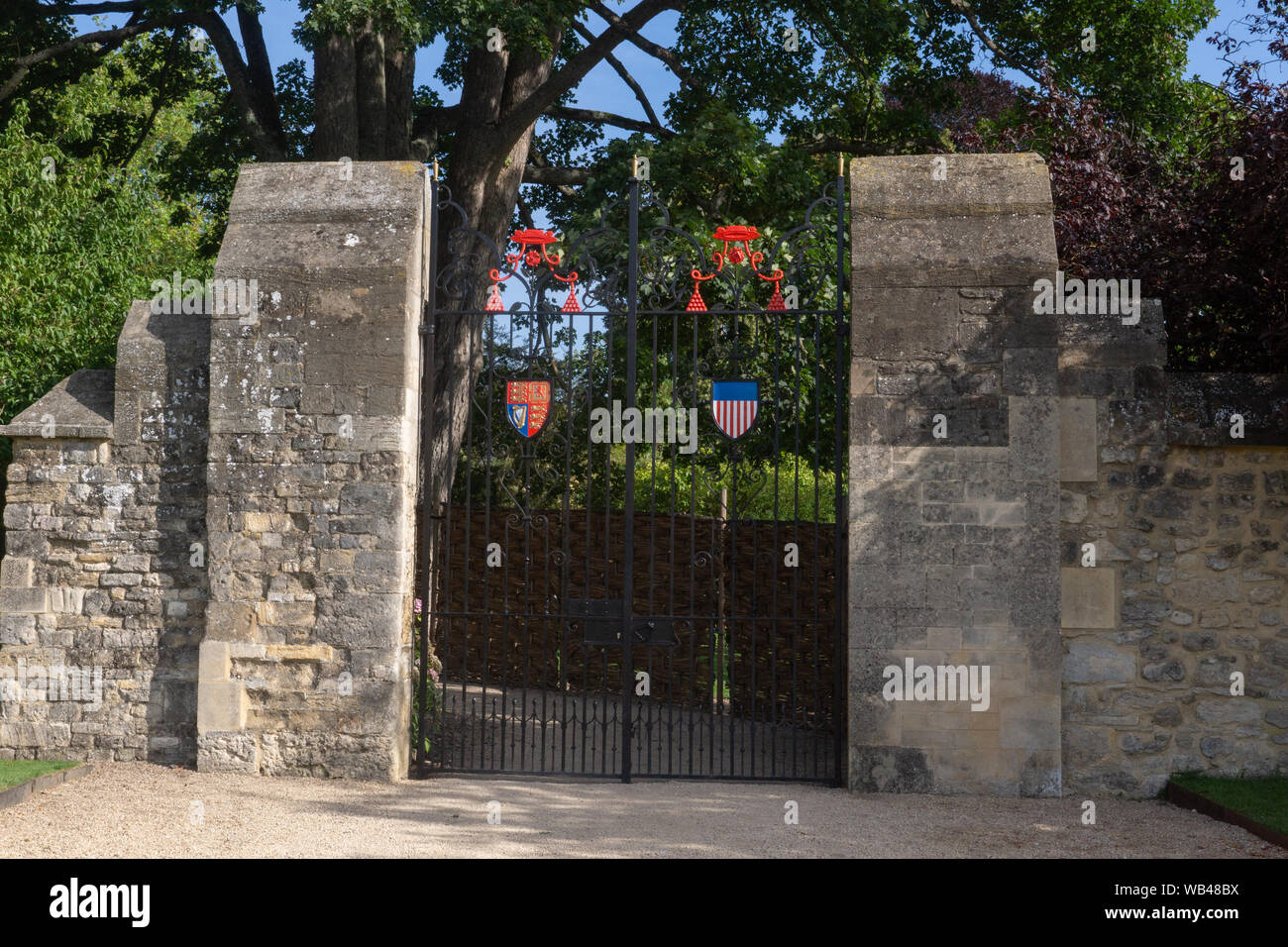 Die Tore zum Christchurch College Gelände neben dem Meadows Building auf einem breiten Spaziergang. Oxford, Großbritannien Stockfoto