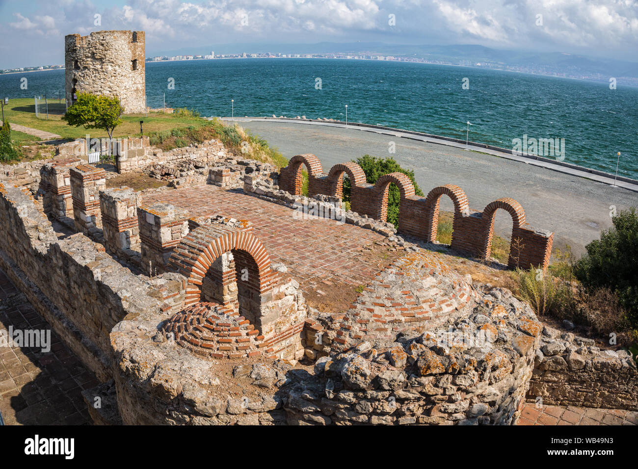 Blick auf die Ruinen der Basilika der Heiligen Mutter Gottes Eleusa (6. Jahrhundert) und Festung Turm in der Altstadt von Nessebar, Bulgarien Stockfoto