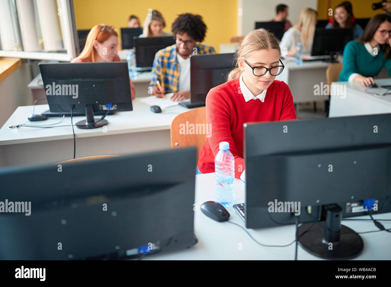 Junge diverse Studenten in einer Klausur in einer modernen Hochschule Klassenzimmer Stockfoto