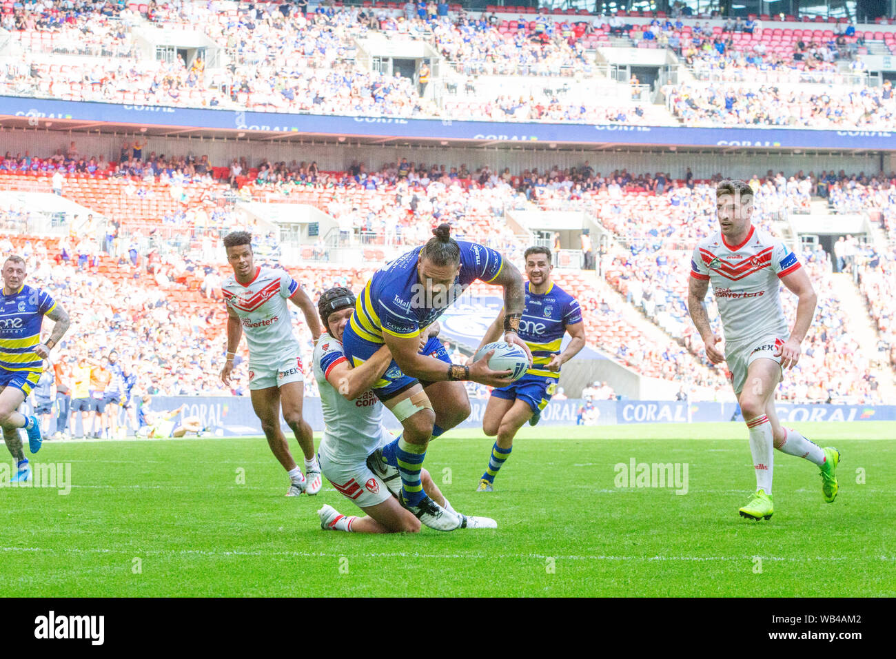 London, Großbritannien. 24. Aug 2019. St Helens v Warrington Wolves Coral das Endspiel um den Challenge Cup 2019 im Wembley Stadium - Warrington Wolves Murdoch Masila Kerben der zweiten versuchen Credit: John Hopkins/Alamy leben Nachrichten Stockfoto