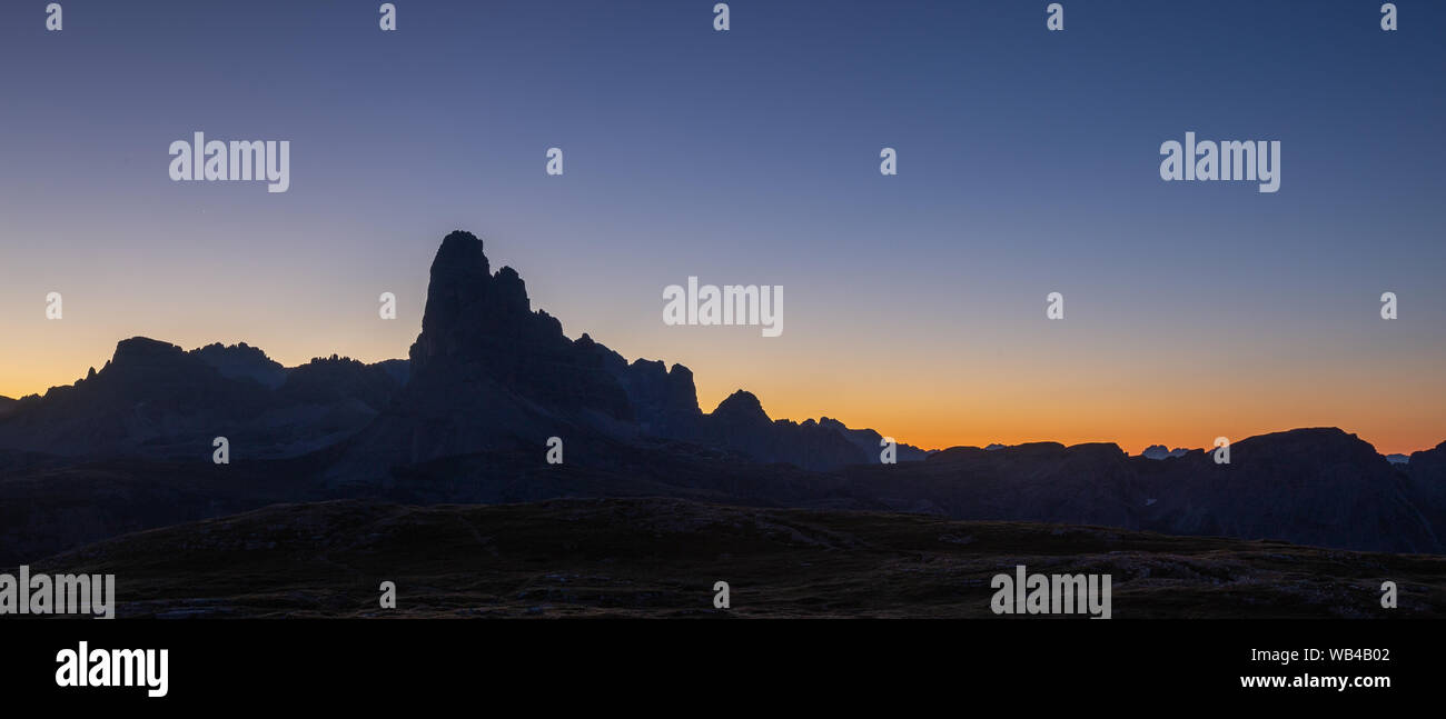 Profile der Dolomiten in der Abenddämmerung. Die Profile der Drei Zinnen und Monte Paterno Berggipfel. Italienische Alpen. Europa. Stockfoto