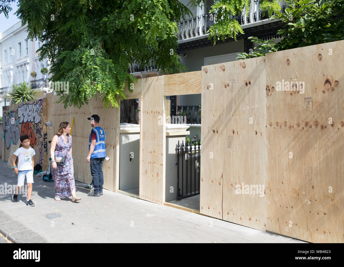 Menschen und Unternehmen start up Boarding vor der jährlichen Notting Hill Carnival. Das Holz wird bunt mit Graffitti. Stockfoto