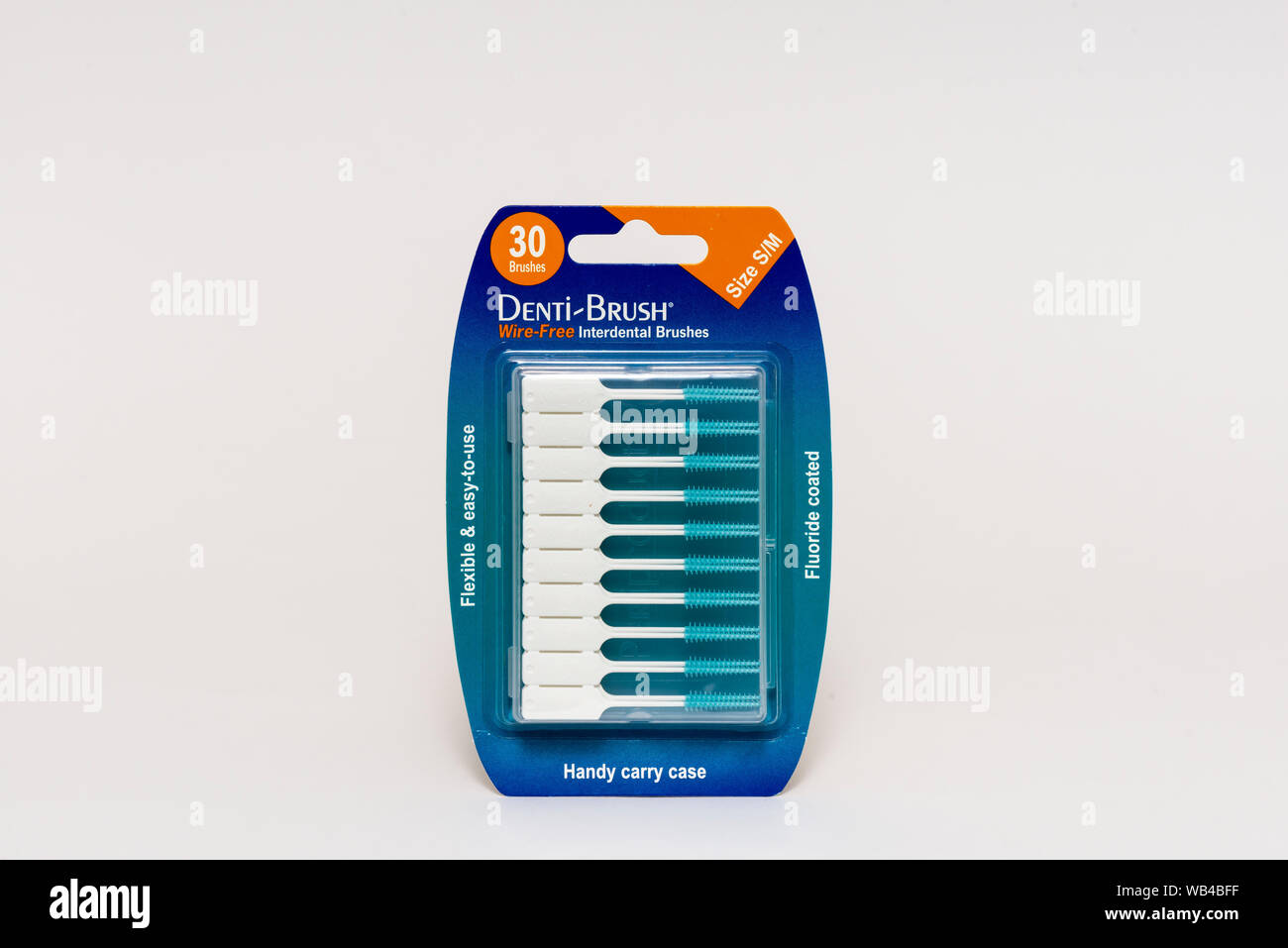 Dentalhygiene und eine Packung Denti-Brush fluoridbeschichteter drahtloser Interdentalbürsten auf weißem Hintergrund Stockfoto