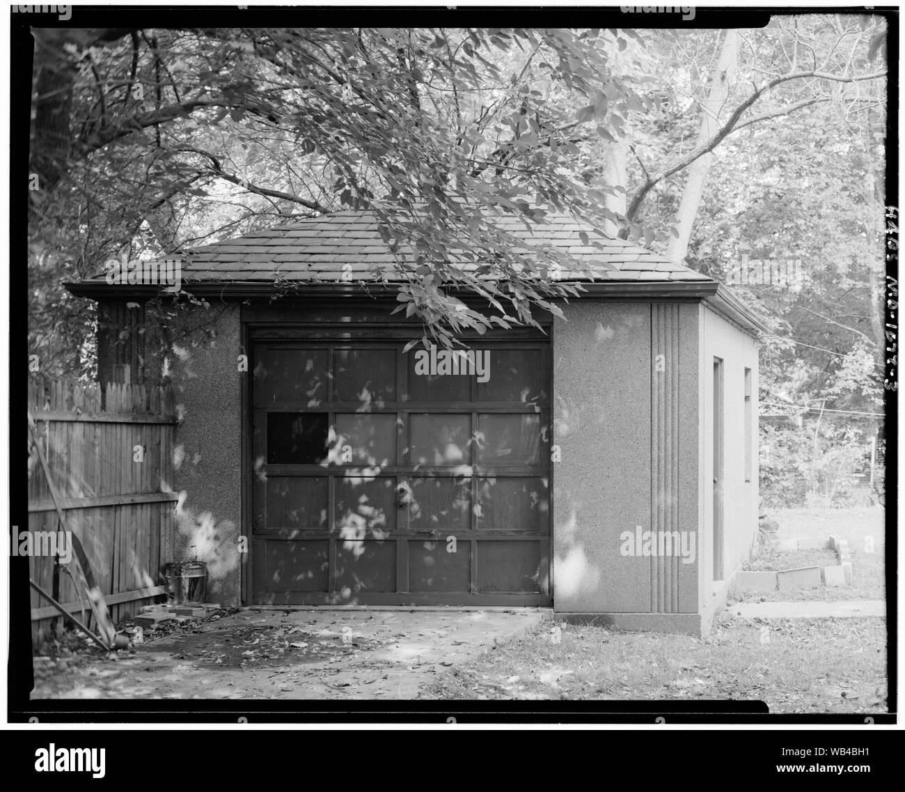 Außenansicht DES WEST ELEVATION, GARAGE - Polychrome Haus Nr. 1, 9900 Colesville Straße (U.S. Route 29), Silver Spring, Montgomery County, MD Stockfoto