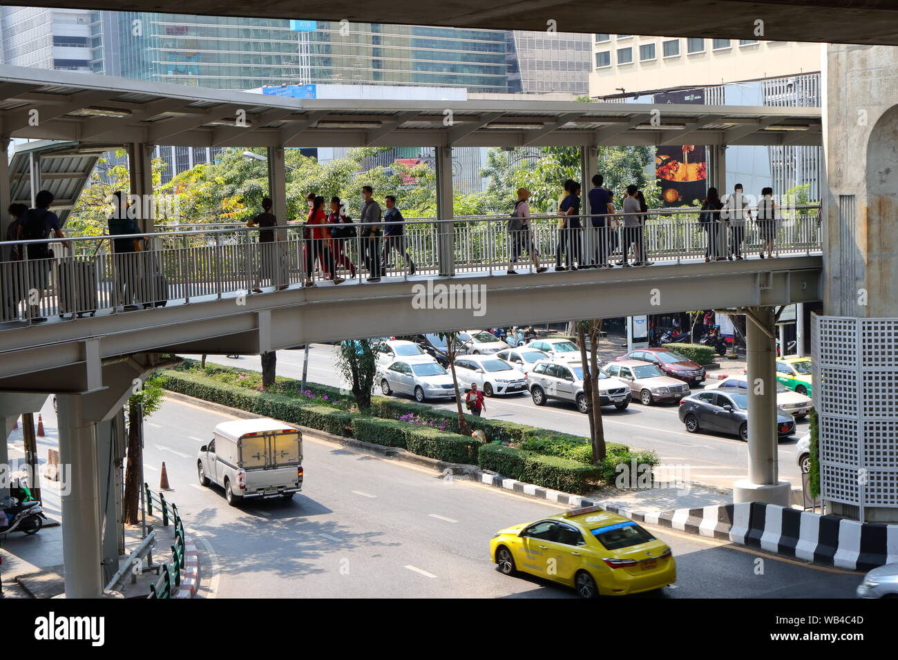 Gruppe von Menschen zu Fuß auf erhöhten Laufsteg am Siam Square, berühmten Einkaufszentrum in Bangkok, Thailand Stockfoto