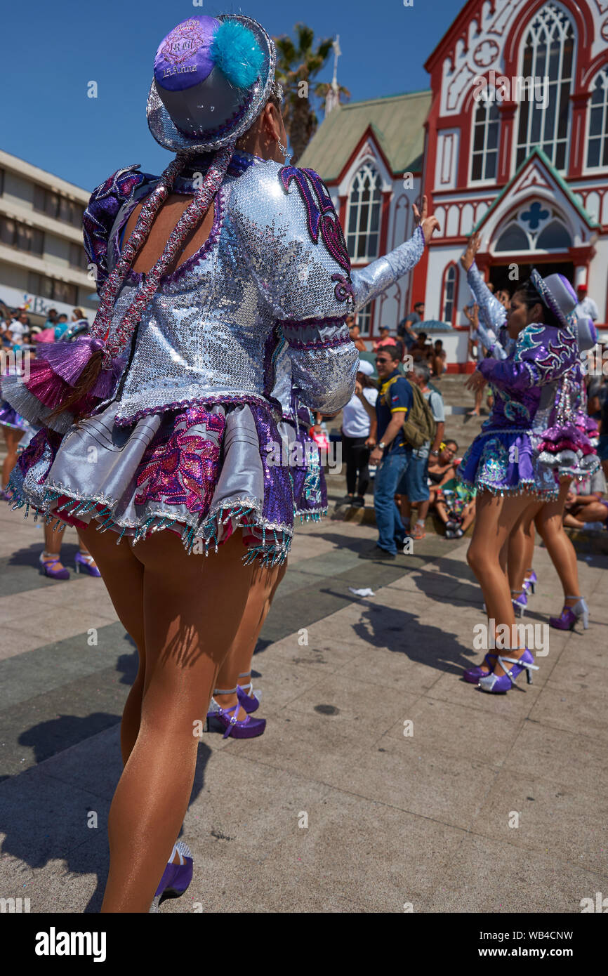 Weibliche Mitglieder der einen Caporales tanzen Gruppe in prunkvollen Kostümen, die Durchführung auf dem jährlichen Carnaval Andino Con la Fuerza del Sol in Arica, Chile. Stockfoto