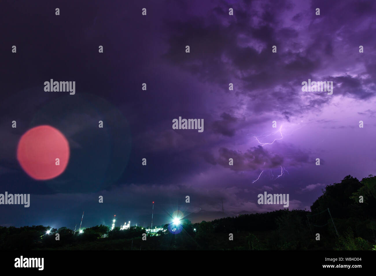 Sturm und Blitzschlag in der Dämmerung bei Nacht Stockfoto