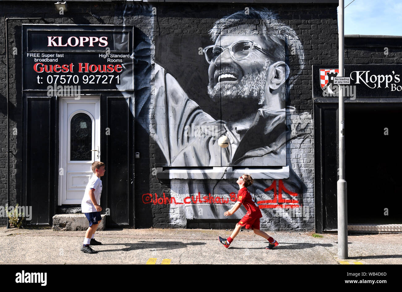 Allgemeine Ansicht von Liverpool Fans außerhalb eines Jürgen Klopp Wandbild außerhalb der Erde vor der Premier League Match in Liverpool, Liverpool. Stockfoto