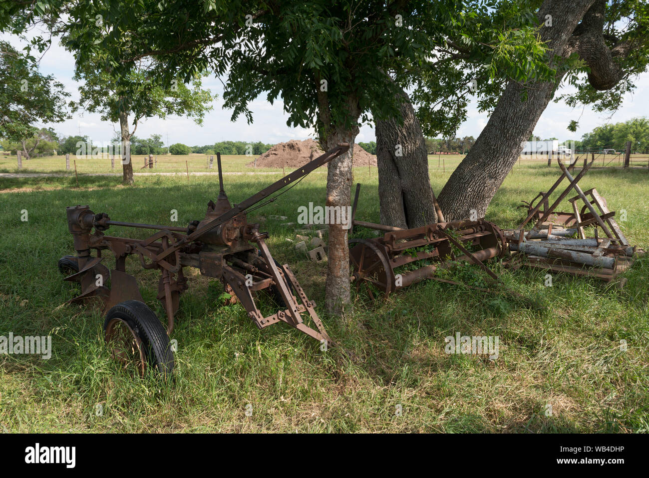 Anfang des 20. Jahrhunderts landwirtschaftliche Maschinen, erhalten als Erinnerung an härteren Tage an der Porter Farm, auch bekannt als Walter C. Porter Bauernhof, in der Nähe von Terrell in Kaufman County, Texas Stockfoto