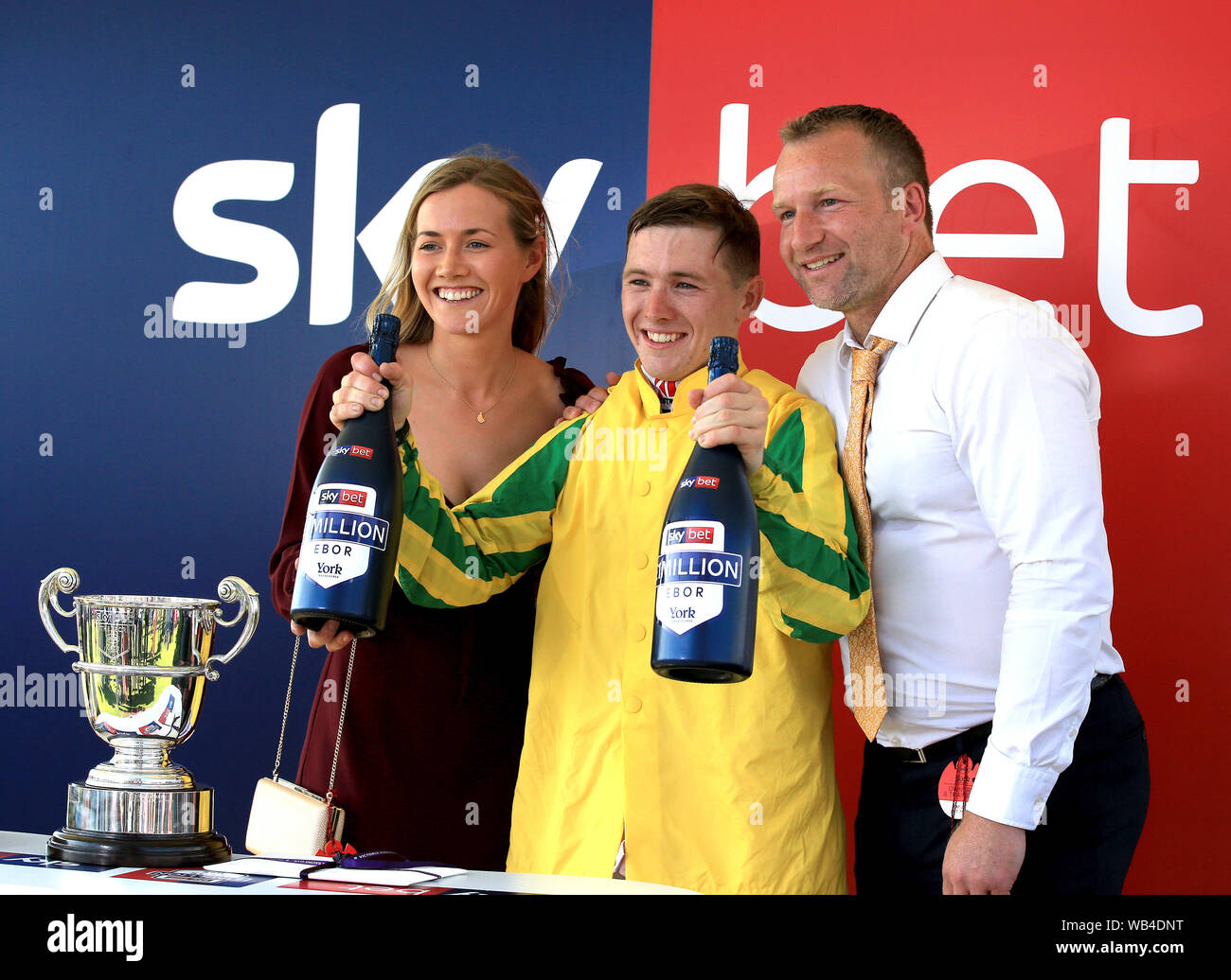 Kerry Lyons, Trainer Tochter (Links) David Spratt, Pferdebesitzer (rechts) und Jockey Colin Keane (Mitte) feiern nach dem Gewinn der Sky Bet Ebor während Sky Bet Ebor Tag der Yorkshire Ebor Festival an der Rennbahn von York. Stockfoto