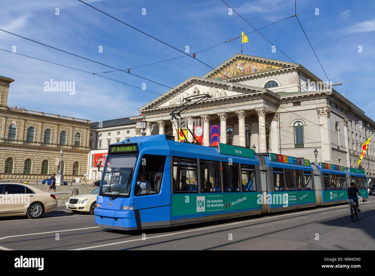 Eine MVG elektrische Straßenbahn durch Max-Joseph-Platz vor der Bayerischen Staatsoper (Bayerische Staatsoper), München, Bayern, Deutschland. Stockfoto
