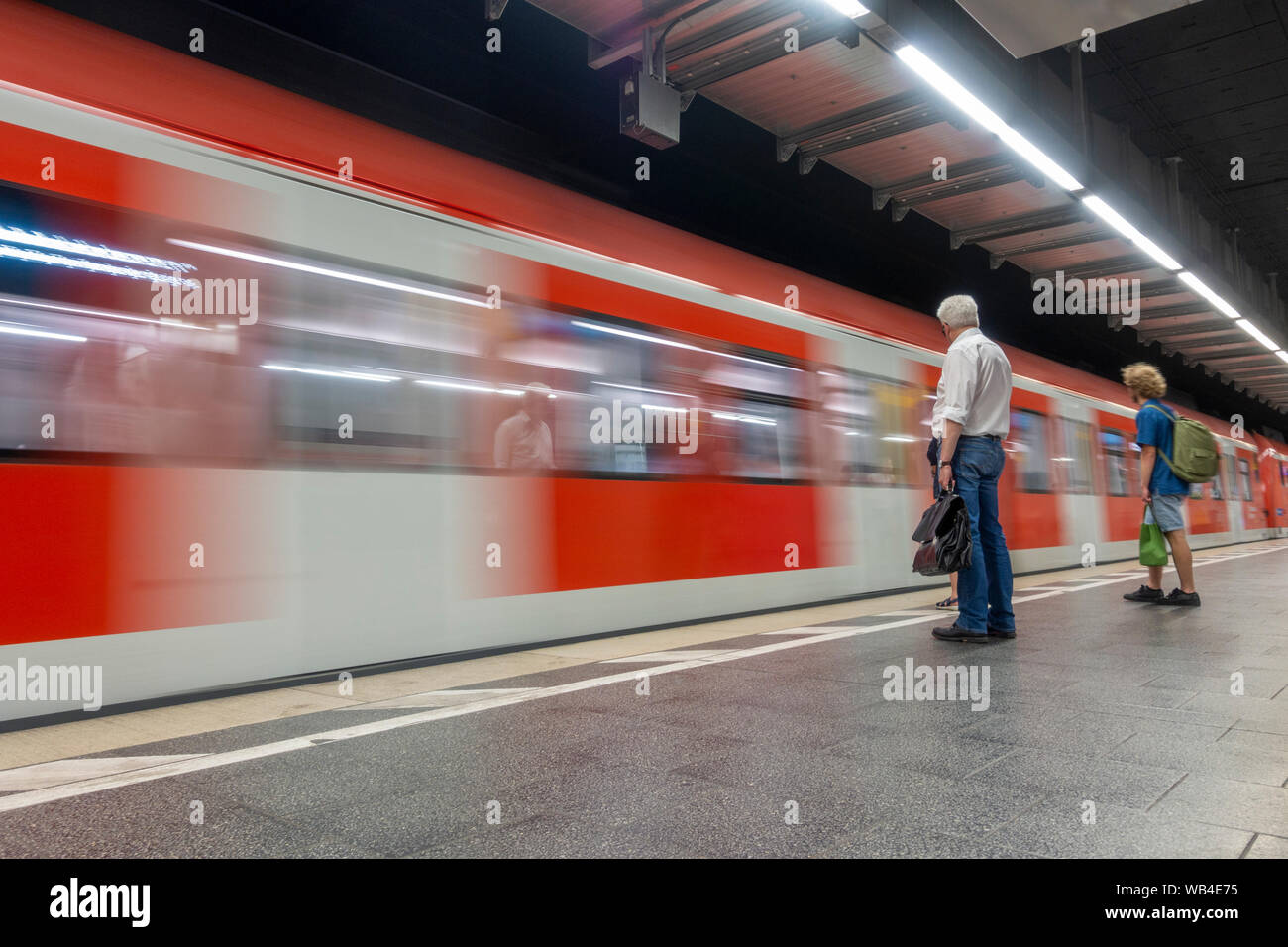 München S-Bahn auf einer Plattform in München, Bayern, Deutschland anreisen. Stockfoto