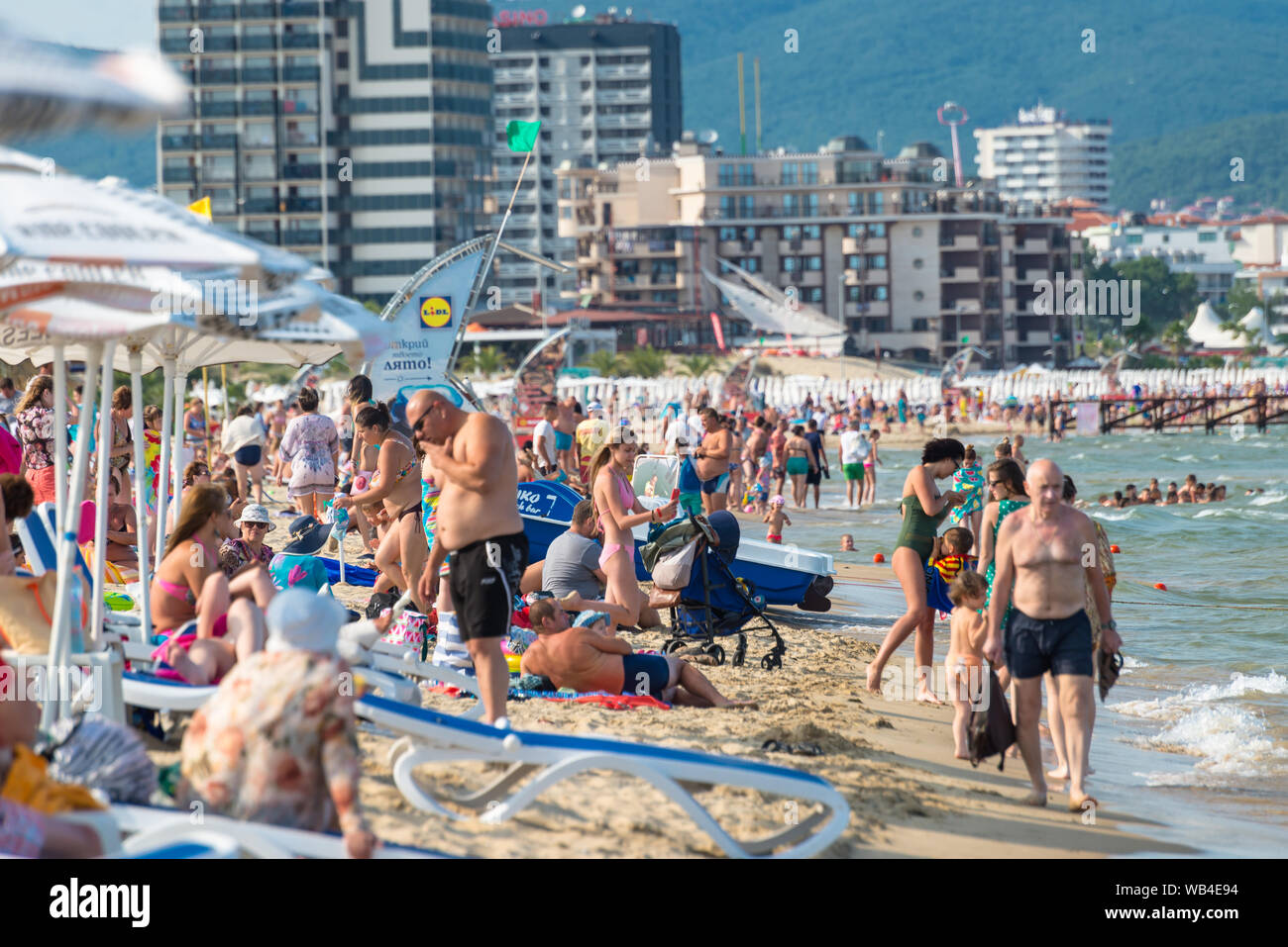 Wetter Am Sonnenstrand In Bulgarien Im Juni Sonnenstrand, Bulgarien vom 15. Juli 2019. Masse der Touristen am