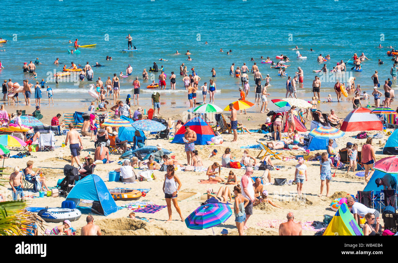 Lyme Regis, Dorset, Großbritannien. 24. August 2019. UK Wetter: Massen von Urlaubern und Sonnenanbeter in Scharen zu den Badeort von Lyme Regis in sizzling heiße Sonne zu sonnen. Die Menschen nehmen ein erfrischendes Bad im Meer. Credit: Celia McMahon/Alamy Leben Nachrichten. Stockfoto