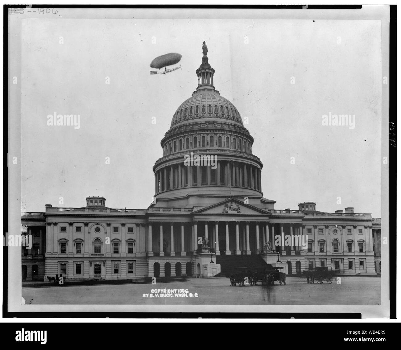 Östlich vor dem US Capitol, mit luftschiff (gezeichnet?), Washington, D.C. Abstract / Medium: 1 Fotoabzug. Stockfoto