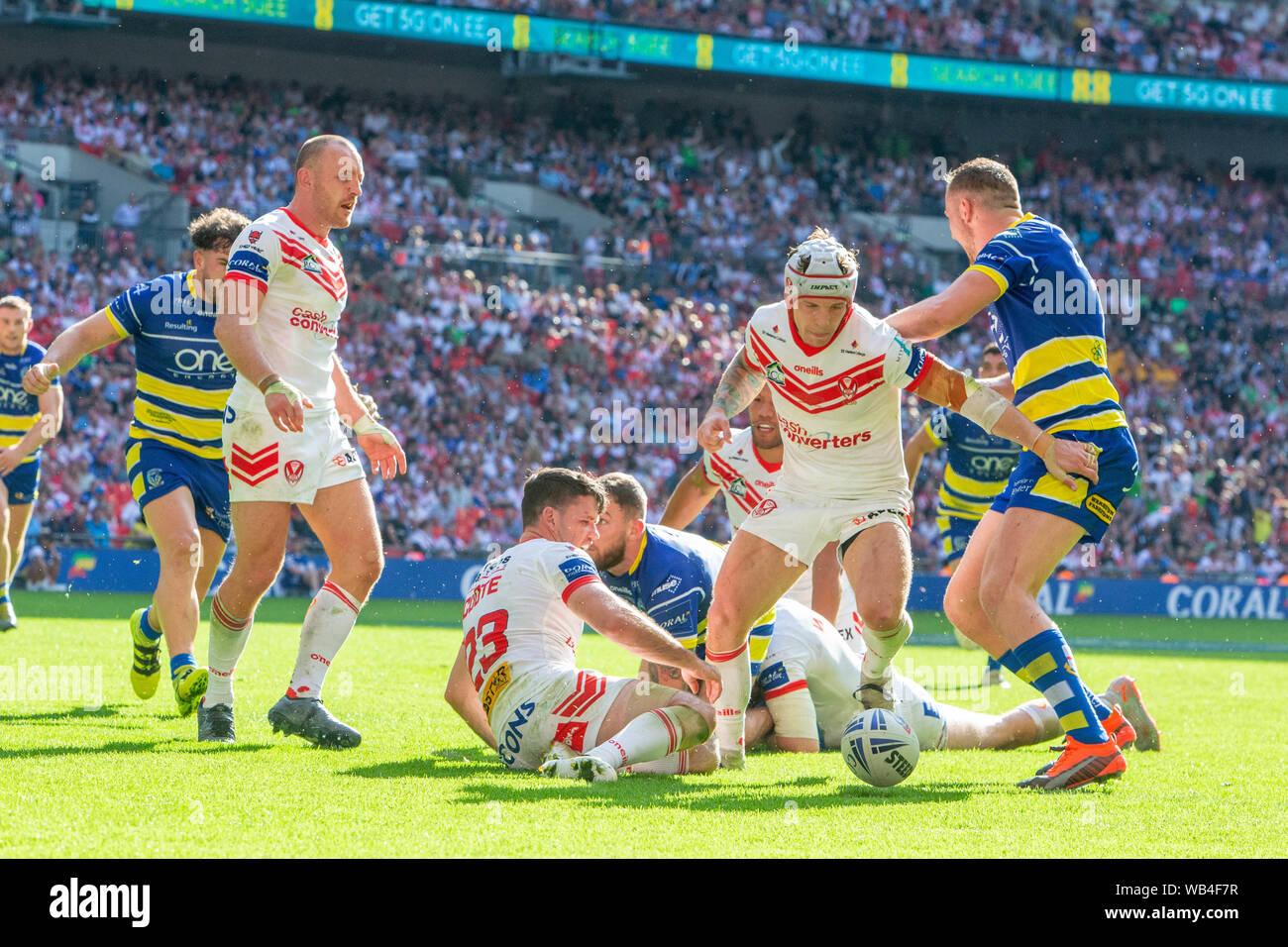 London, Großbritannien. 24. Aug 2019. St Helens v Warrington Wolves Coral das Endspiel um den Challenge Cup 2019 im Wembley Stadium - Warrington Wolves Daryl Clark Kerben der dritten Versuch Credit: John Hopkins/Alamy leben Nachrichten Stockfoto