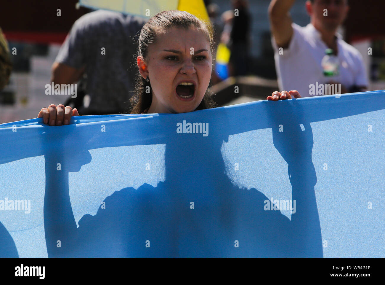 Kiew, Ukraine. 24 Aug, 2019. Eine Frau schreit Parolen während der März der Ukraine Verteidiger sich den 'Independence Day' Feier in der Innenstadt von Kiew, Ukraine, 24. August 2019. Die ukrainer Mark zum 28. Jahrestag der Unabhängigkeit der Ukraine. Credit: sergii Kharchenko/ZUMA Draht/Alamy leben Nachrichten Stockfoto