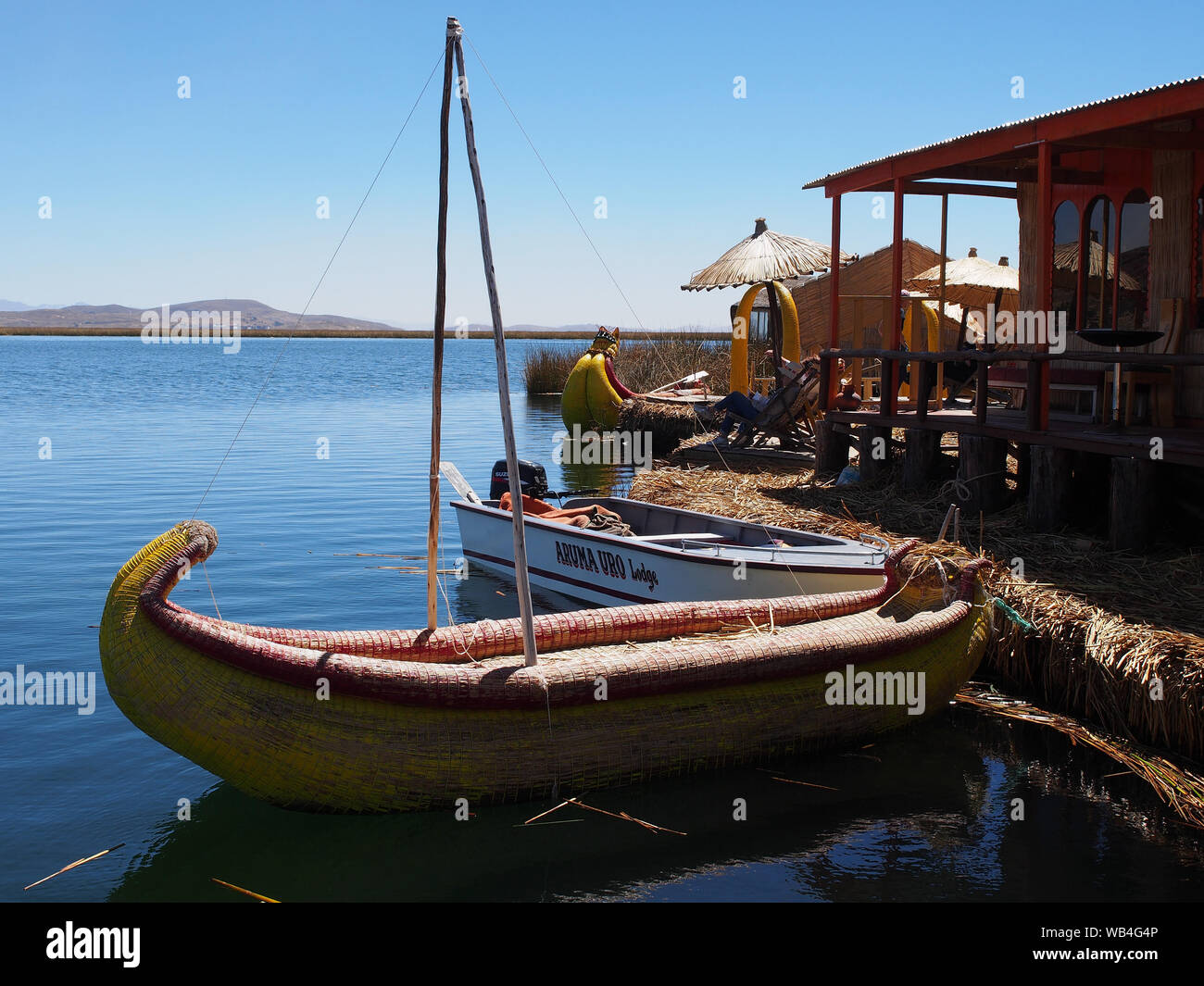 Eine typische Totora balse zu einem Uro Insel. Die Uru oder Uros sind ein indigenes Volk von Peru und Bolivien, die auf eine ungefähre Hundert schwimmenden Inseln aus Totora-Schilf Reed, in der Nähe von Puno Titicaca See leben. Stockfoto