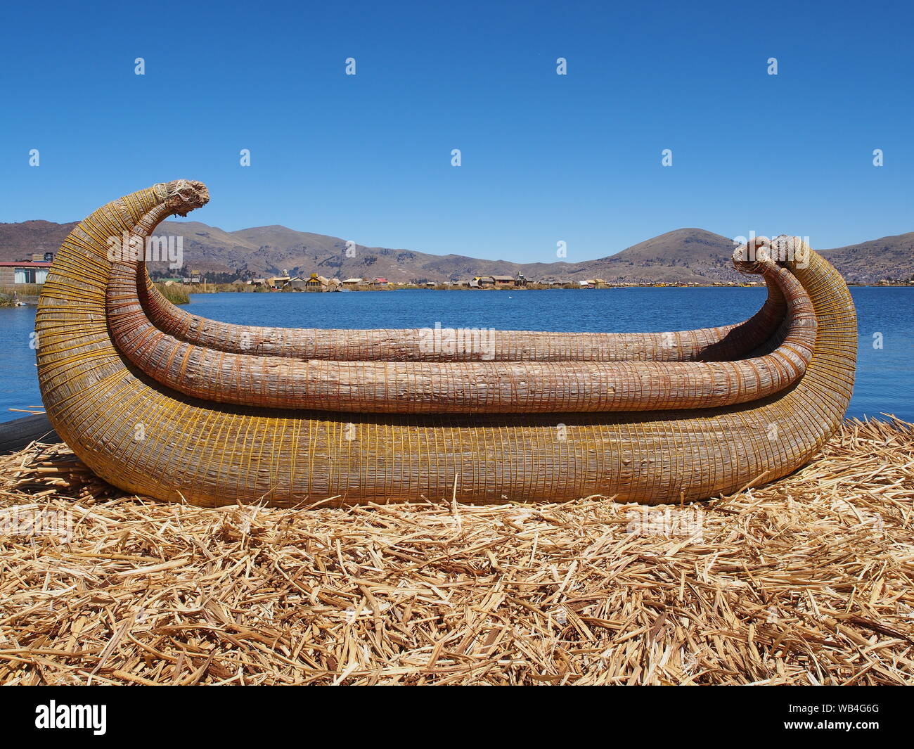Eine typische Totora balse zu einem Uro Insel. Die Uru oder Uros sind ein indigenes Volk von Peru und Bolivien, die auf eine ungefähre Hundert schwimmenden Inseln aus Totora-Schilf Reed, in der Nähe von Puno Titicaca See leben. Stockfoto