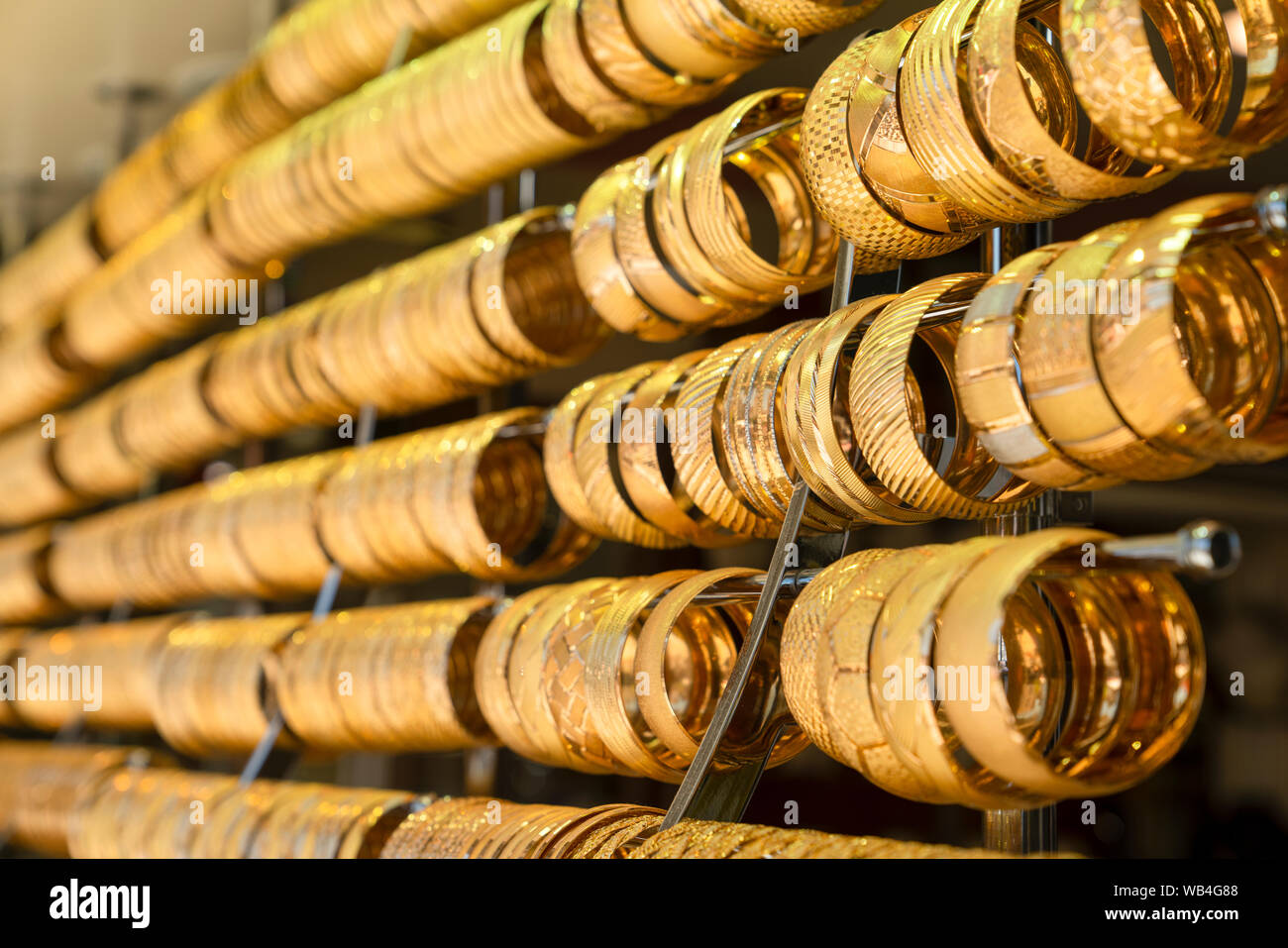 Zeilen aus Gold Armbänder als Hintergrund in ein Juweliergeschäft auf der Grand Bazaar. Istanbul, Türkei Stockfoto