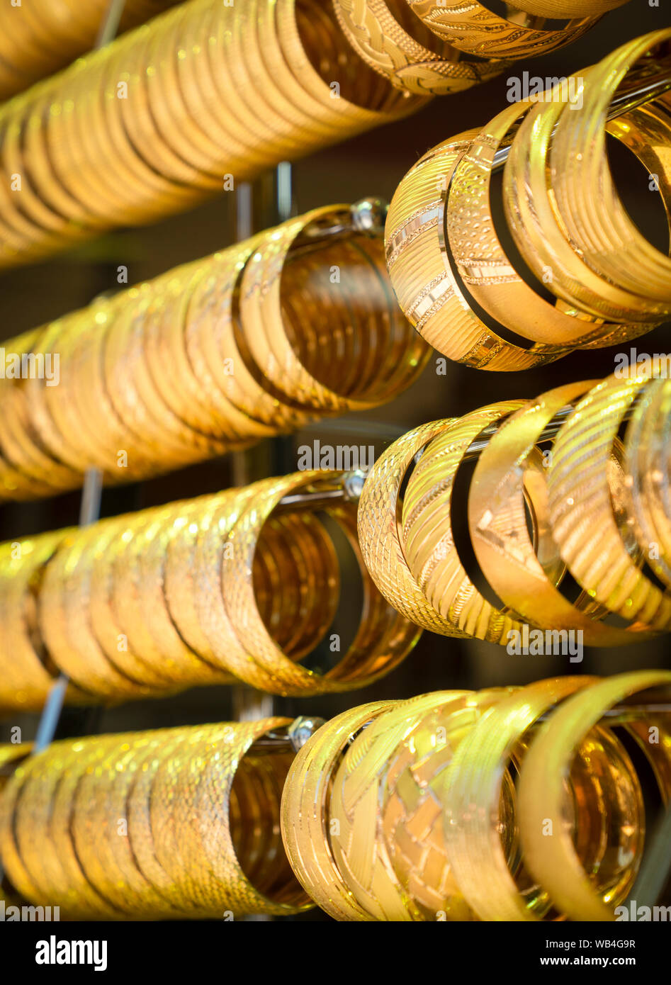 Zeilen aus Gold Armbänder als Hintergrund in ein Juweliergeschäft auf der Grand Bazaar. Istanbul, Türkei Stockfoto