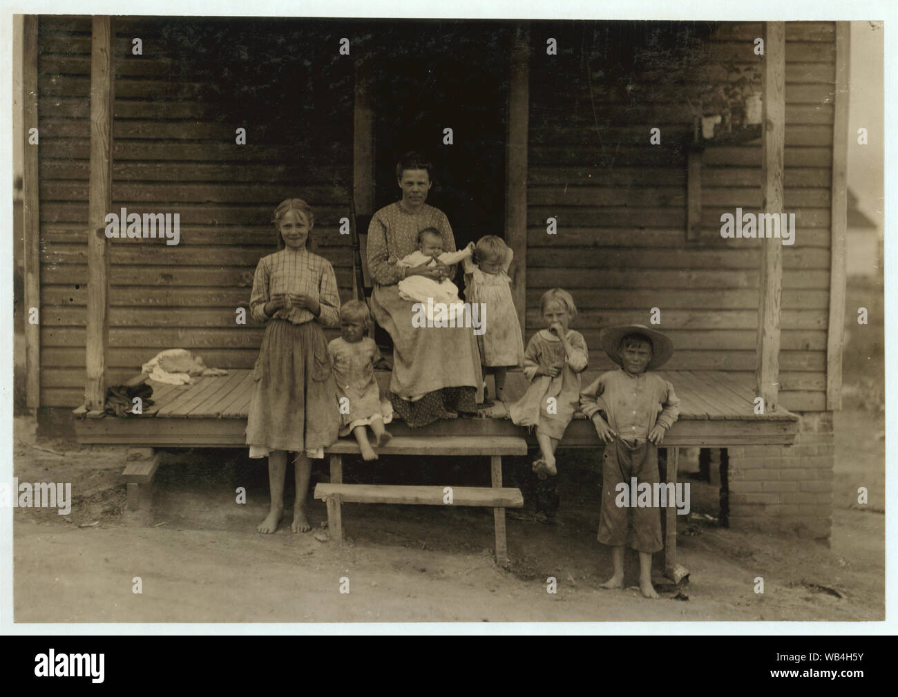Ebbe in der Branche. Die Familie von Frau Wm. Fuqua. Auf Grund der lockeren Arbeiten in der Baumwollspinnerei, ihr Ehemann erhielt vor kurzem Arbeit - Stadt. Er ist der einzige Sozialleistung. Sechs in der Familie. Das älteste Mädchen ist 14 Jahre alt. Sie arbeitete im vergangenen Jahr, aber die Betroffenen ihr so viel Sie hatte sie heraus zu nehmen. Abstract: Fotografien aus den Aufzeichnungen des Nationalen Kinderarbeit Committee (USA) Stockfoto