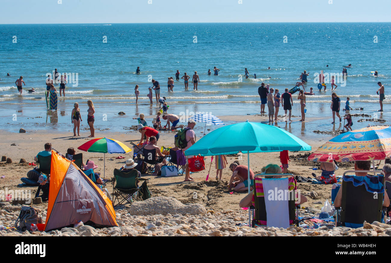 Charmouth, Dorset, Großbritannien. 24 Aug, 2019. UK Wetter: Der Küstenort Charmouth (Lyme Regis' ruhigeren Nachbarn) besetzt war als asunseekers zum Strand strömten bis die heiße Sonne über die August Bank Holiday Wochenende zu genießen. Credit: Celia McMahon/Alamy leben Nachrichten Stockfoto