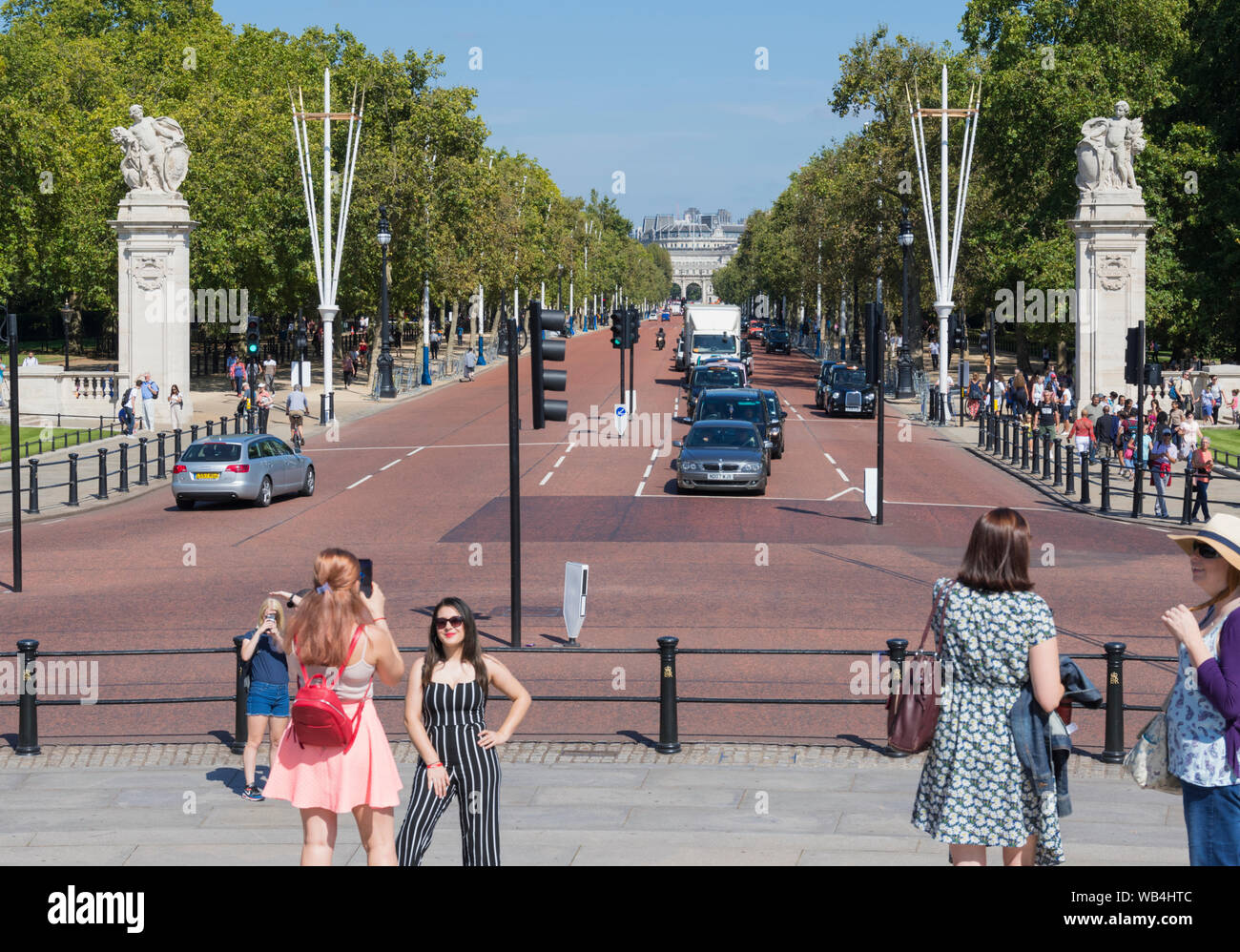 Die Mall, eine lange gerade Straße zwischen Ruckeln Palast & Trafalgar Square in Westminster, London, England, UK. Stockfoto