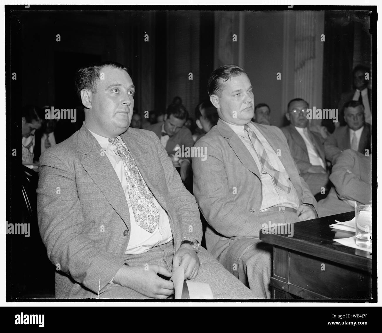 Eddie C. Ray, Warren, Ohio, Links und Kenneth J. Sodiers, von Cleveland, Ohio, undercover Männer für Republik Stahl, vor dem Ausschuss für bürgerliche Freiheiten, Justiz und Inneres Lafollette Abstract / Medium: 1 Negativ: Glas; 4 x 5 in. oder kleiner Stockfoto