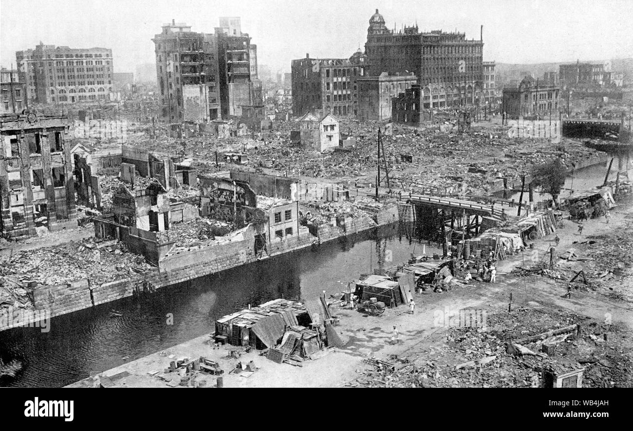 [1890s Japan - Kanto Erdbeben, Tokio] - Verwüstung in Tokio von der Kanto Erdbeben (Kanto Daishinsai) vom 1. September 1923 verursacht. Einige einfache Hütten errichtet, die von Überlebenden. Das Beben mit einer geschätzten Größenordnung zwischen 7,9 und 8,4 auf der Richterskala verwüstet, Tokio, die Hafenstadt Yokohama, die präfekturen Chiba, Kanagawa, und Shizuoka, und forderte mehr als 140.000 Opfer. 20. Jahrhundert vintage Magazine Illustration. Stockfoto