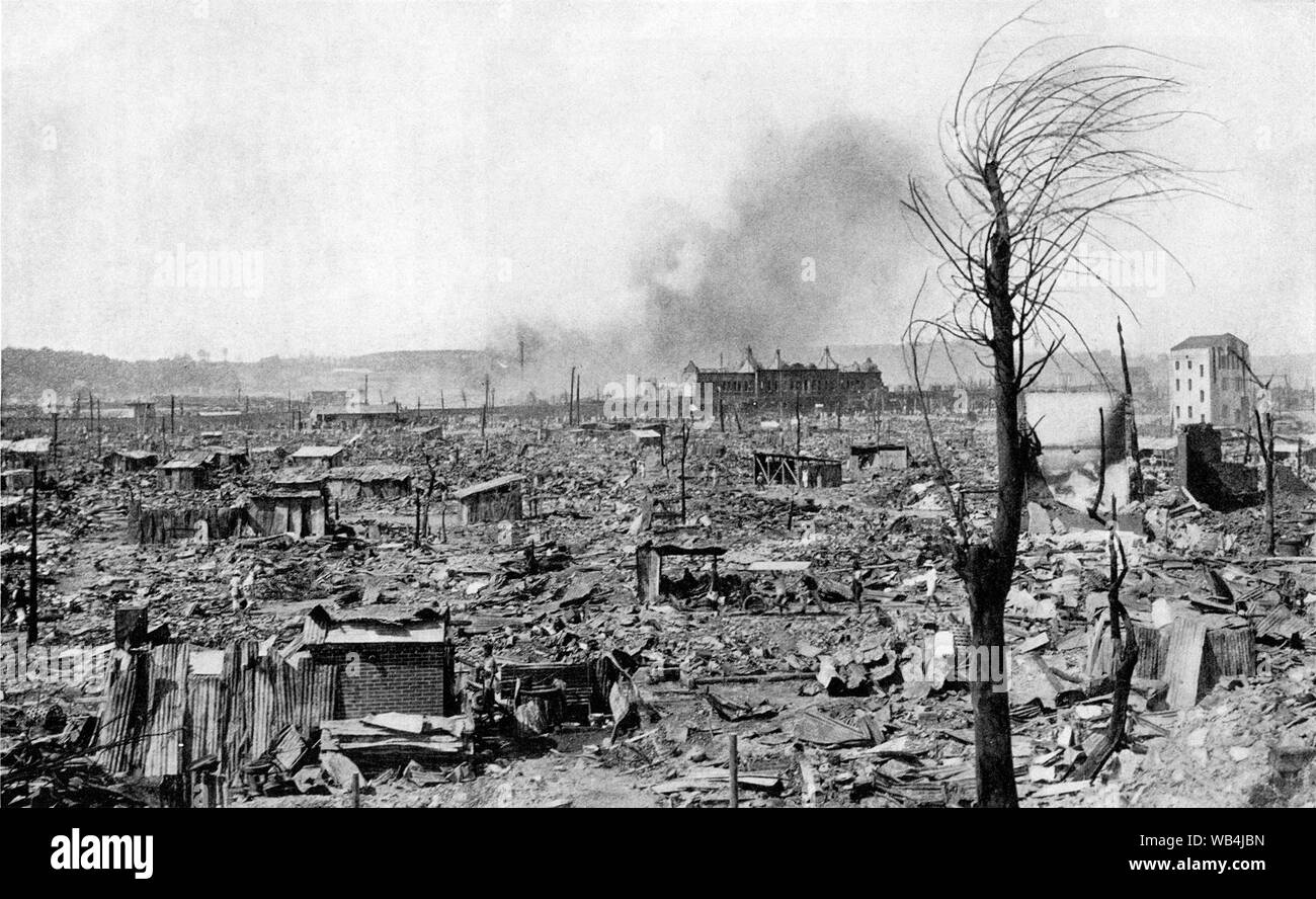 [1890s Japan - Kanto Erdbeben, Yokohama] - Verwüstung in Yokohama von der Kanto Erdbeben (Kanto Daishinsai) vom 1. September 1923 verursacht. Einige einfache Hütten errichtet, die von Überlebenden. Das Beben mit einer geschätzten Größenordnung zwischen 7,9 und 8,4 auf der Richterskala verwüstet, Tokio, die Hafenstadt Yokohama, die präfekturen Chiba, Kanagawa, und Shizuoka, und forderte mehr als 140.000 Opfer. 20. Jahrhundert vintage Magazine Illustration. Stockfoto