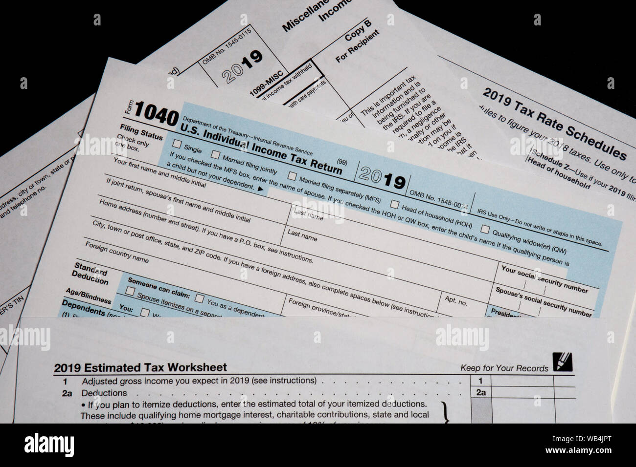 2019 US-Steuerformulare lag auf einem Desktop in West Des Moines, Iowa. Stockfoto