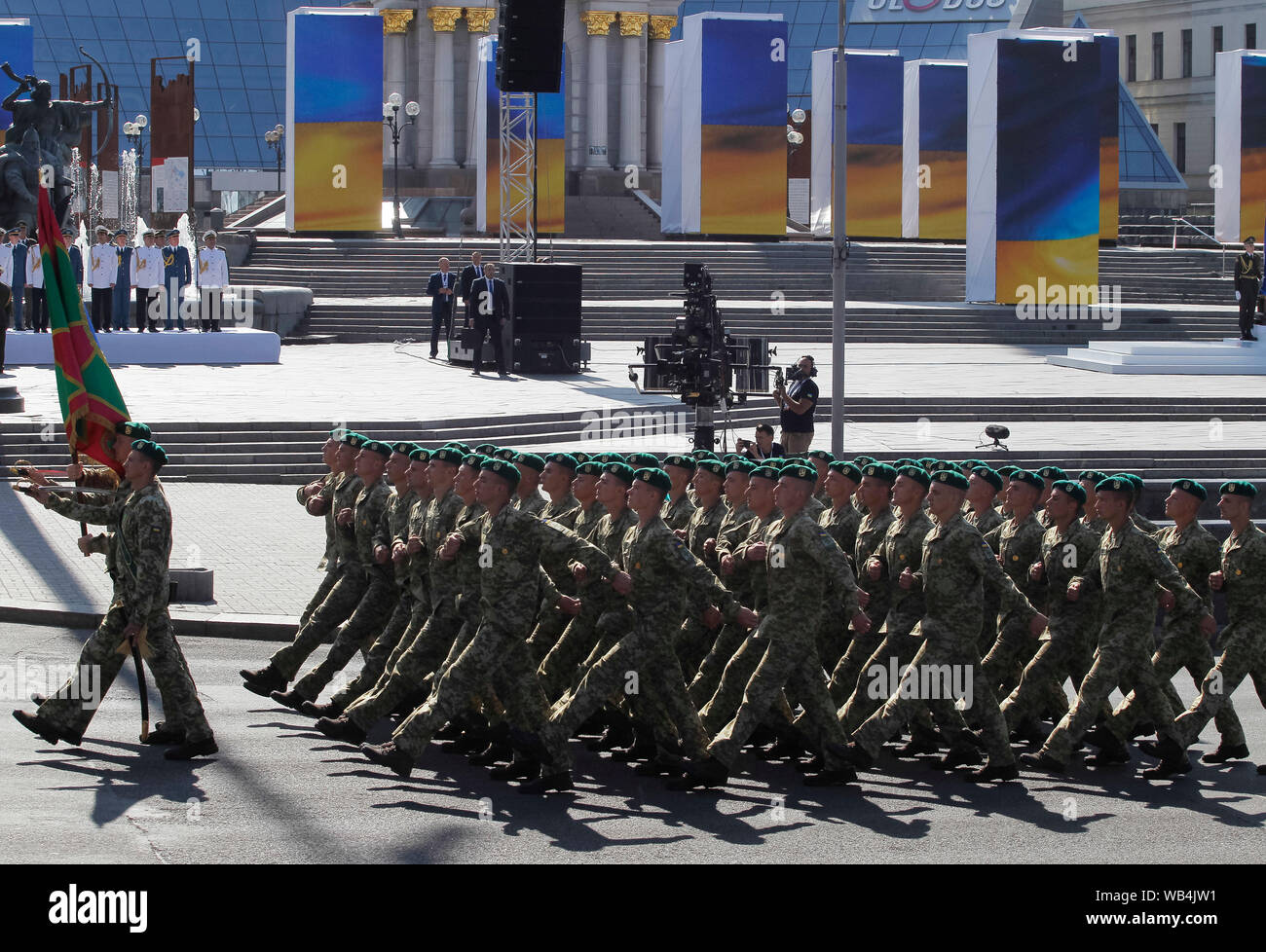 Ukrainische Soldaten März während der Feierlichkeiten zum Tag der Unabhängigkeit am Platz der Unabhängigkeit in Kiew Ukrainer zum 28. Jahrestag der Unabhängigkeit der Ukraine von der Sowjetunion seit 1991 Mark. Stockfoto